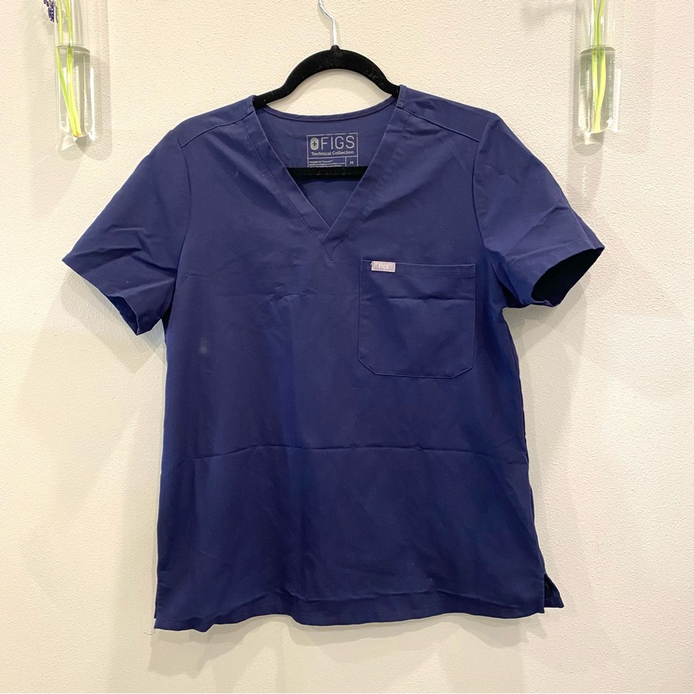 FIGS | Catarina One-Pocket Scrub Top in Navy
